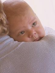 dziecko ramię matki niemowlę 